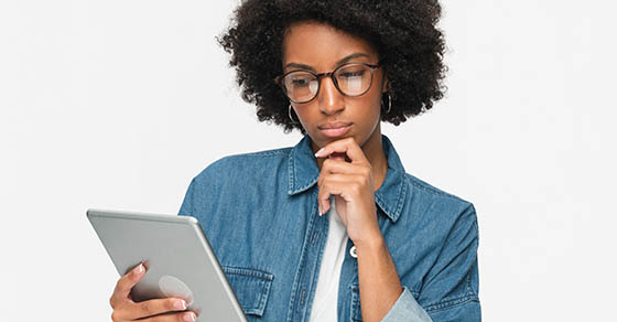 What are the common warning signs of financial distress?